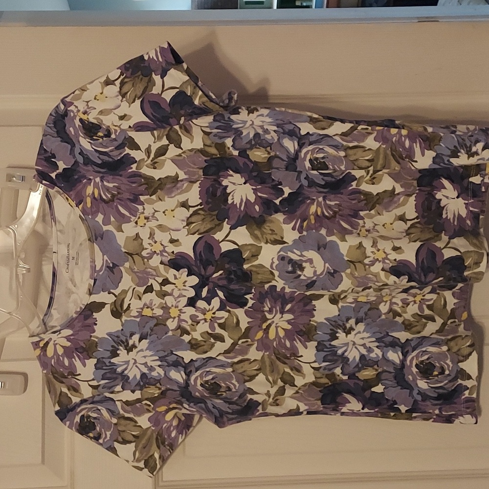 Casual top in shades of purple and green